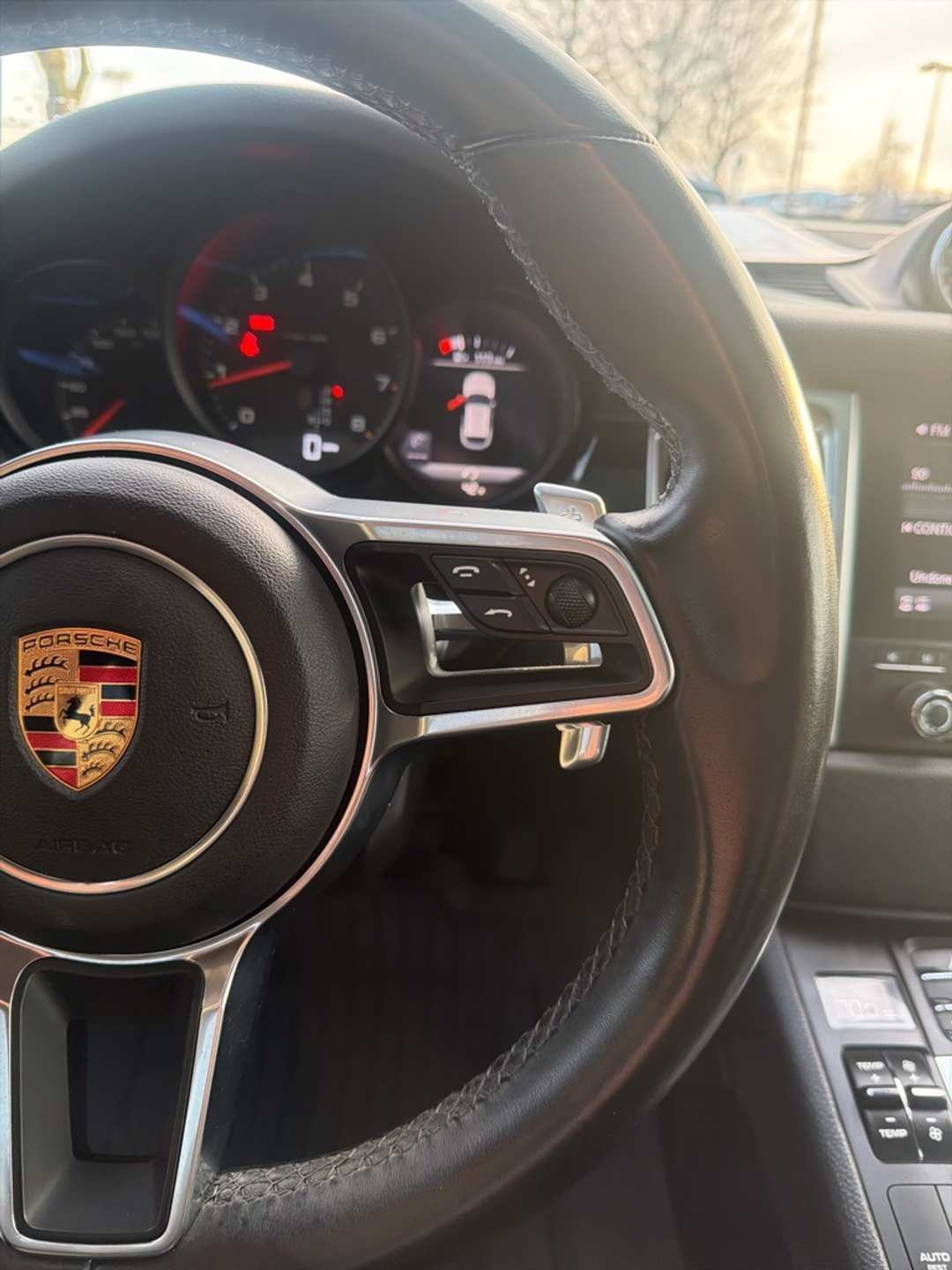 2018 Porsche Macan Base - Image 34