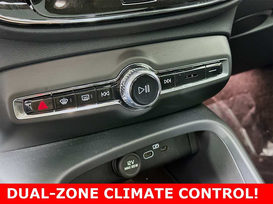 2025 Volvo Xc40 B5 Plus Dark Theme - Image 19