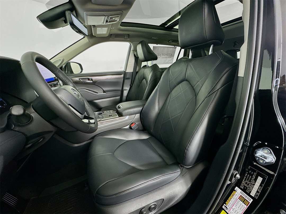 2026 Toyota Highlander Platinum - Image 22