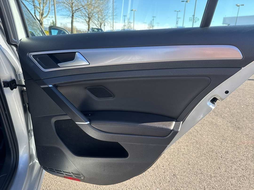 2015 Volkswagen E-Golf SEL Premium - Image 20