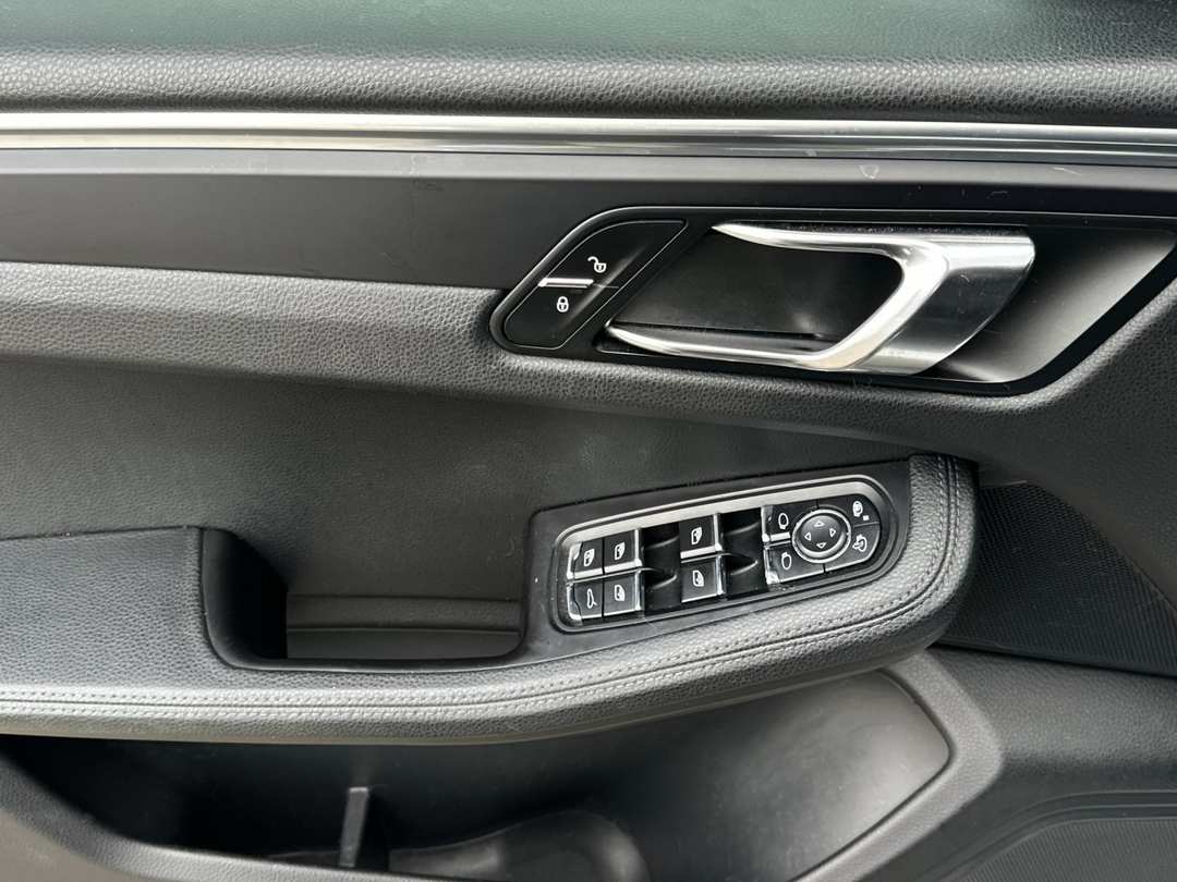 2017 Porsche Macan Base - Image 10