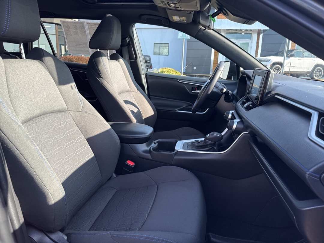 2022 Toyota Rav4 SE - Image 32