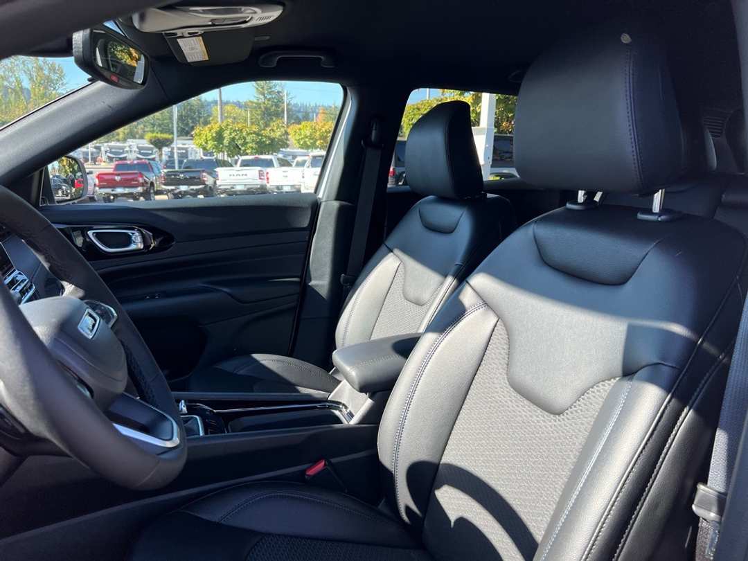 2026 Jeep Compass Latitude - Image 12