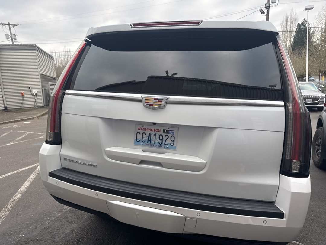 2016 Cadillac Escalade Luxury - Image 5