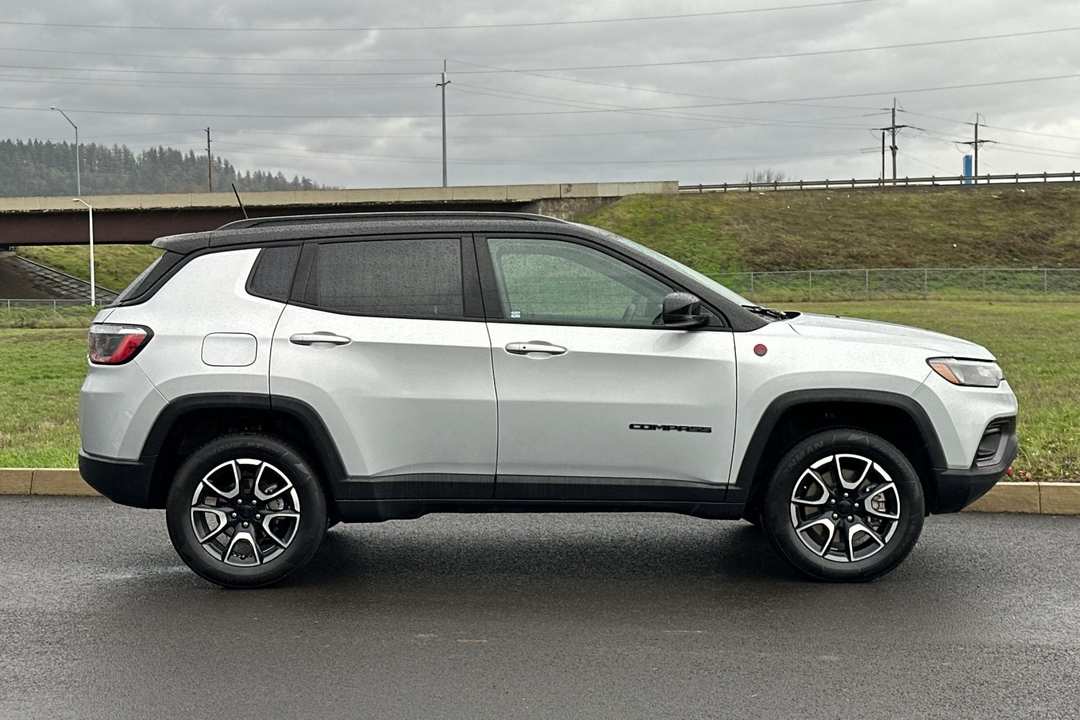 2024 Jeep Compass Trailhawk - Image 2