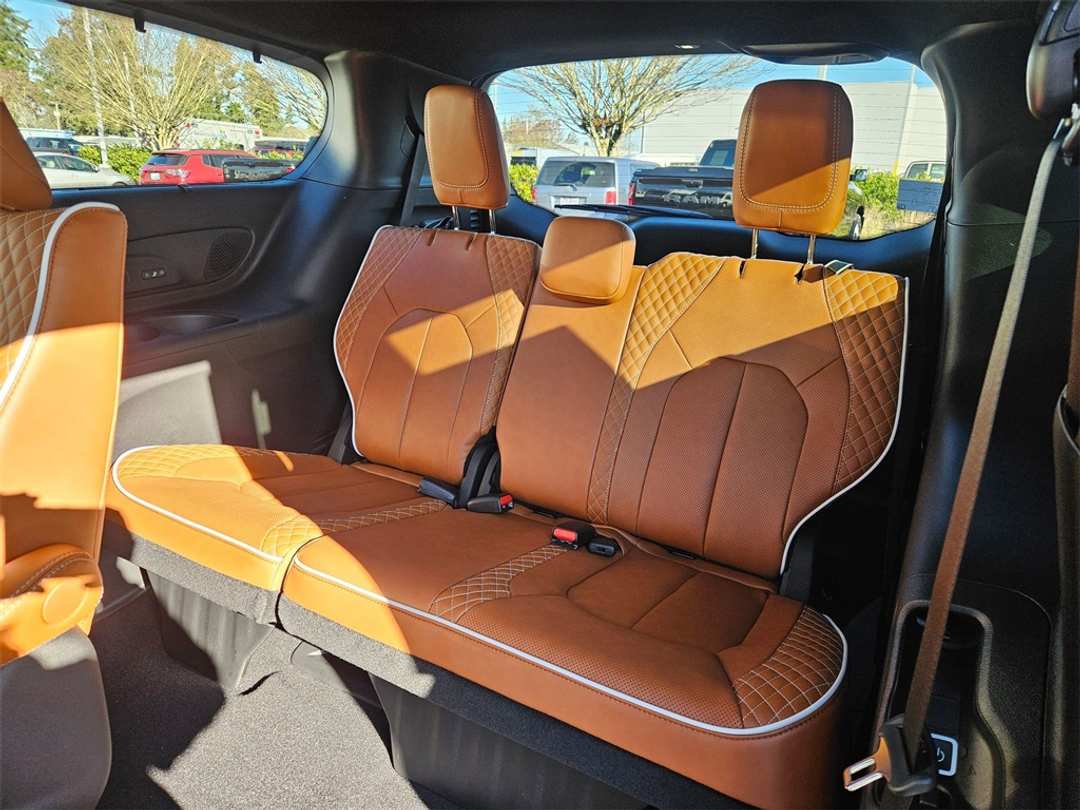 2026 Chrysler Pacifica Pinnacle - Image 31