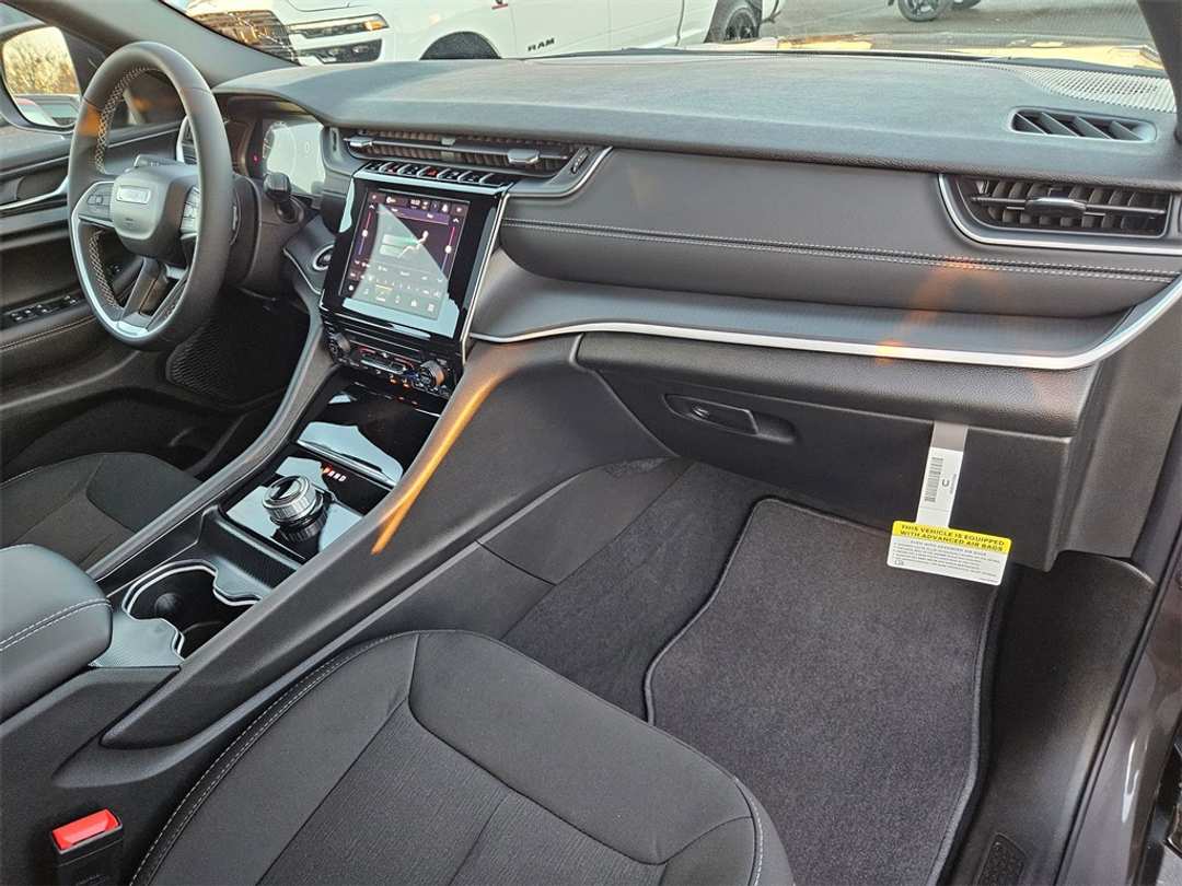 2025 Jeep Grand Cherokee L Laredo - Image 37