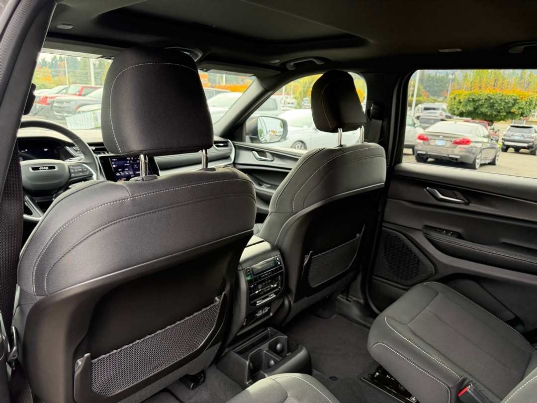 2025 Jeep Grand Cherokee L Laredo - Image 29