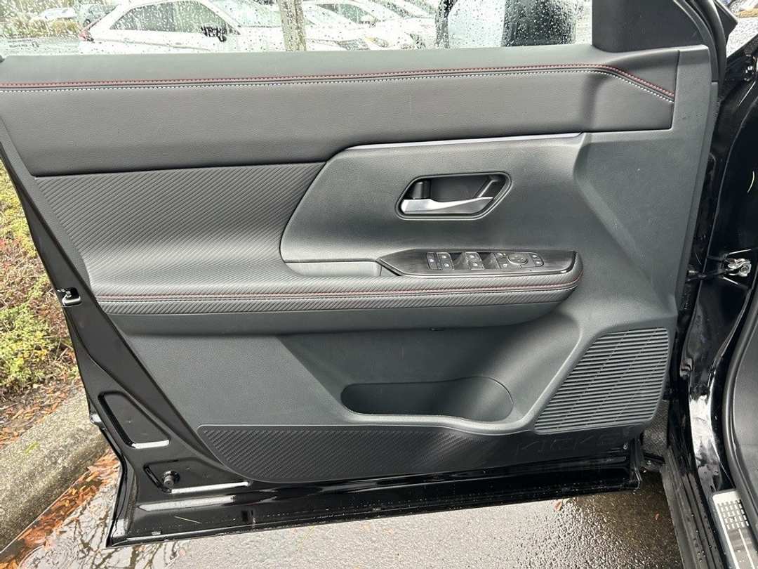 2025 Nissan Kicks SR - Image 9