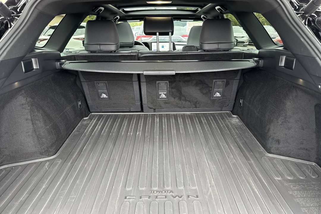 2025 Toyota Crown Signia Limited - Image 15