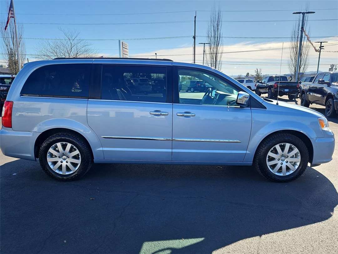 2012 Chrysler Town & Country TouringL - Image 7