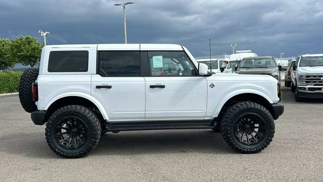 2026 Ford Bronco Outer Banks - Image 2