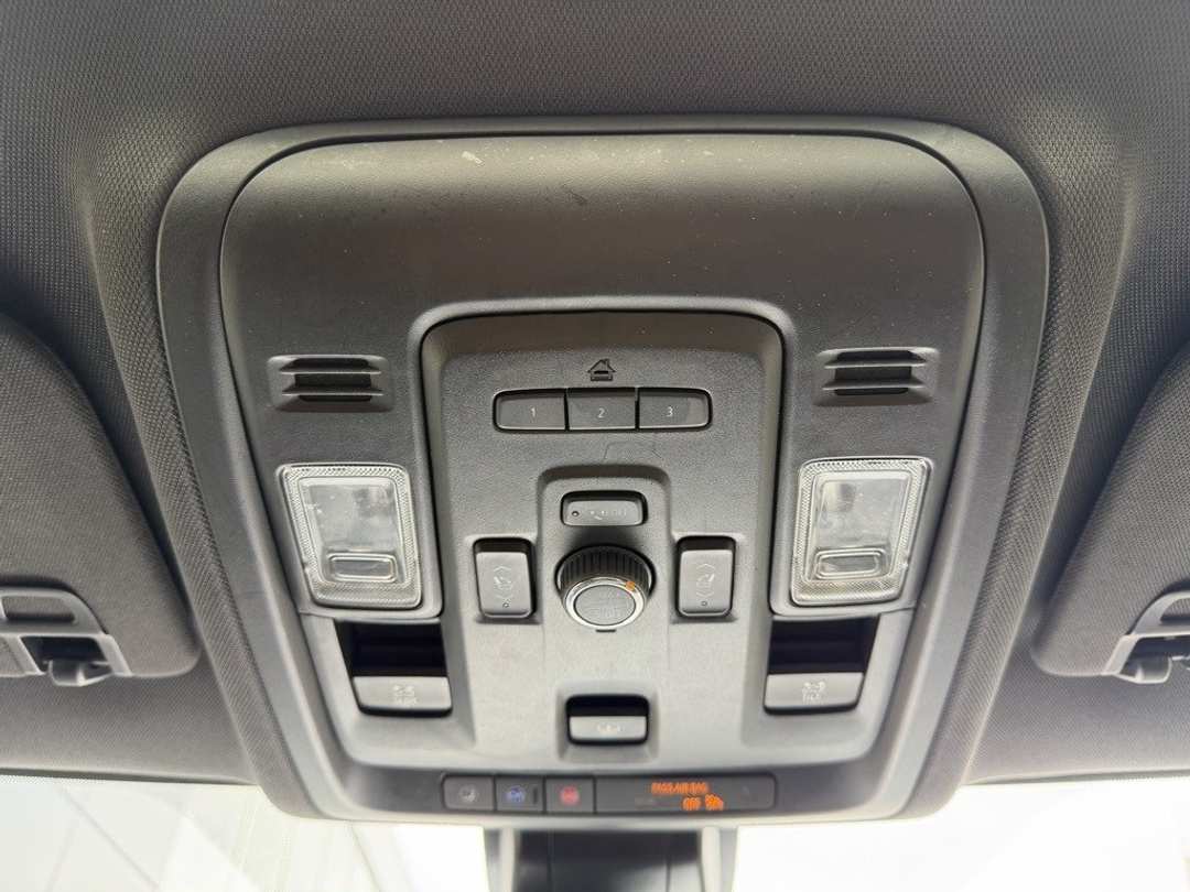 2022 Chevrolet Suburban LT - Image 29