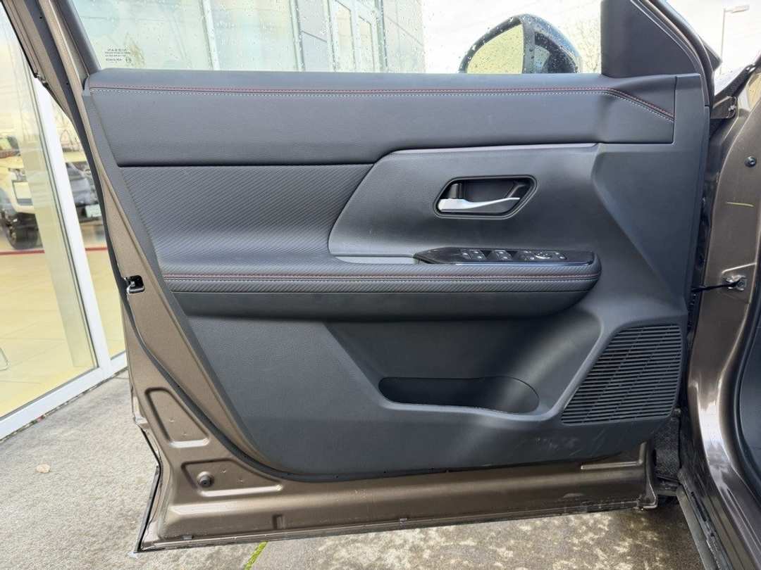 2026 Nissan Kicks SR - Image 11