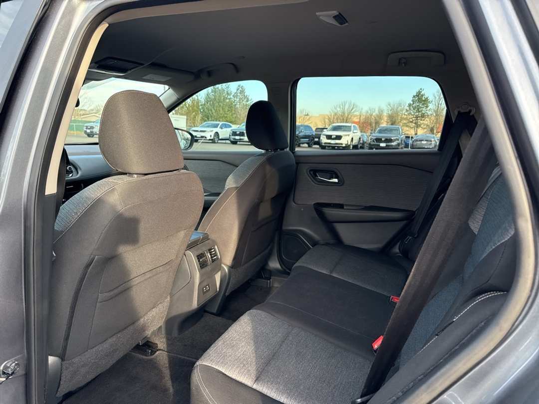 2022 Nissan Rogue SV - Image 18