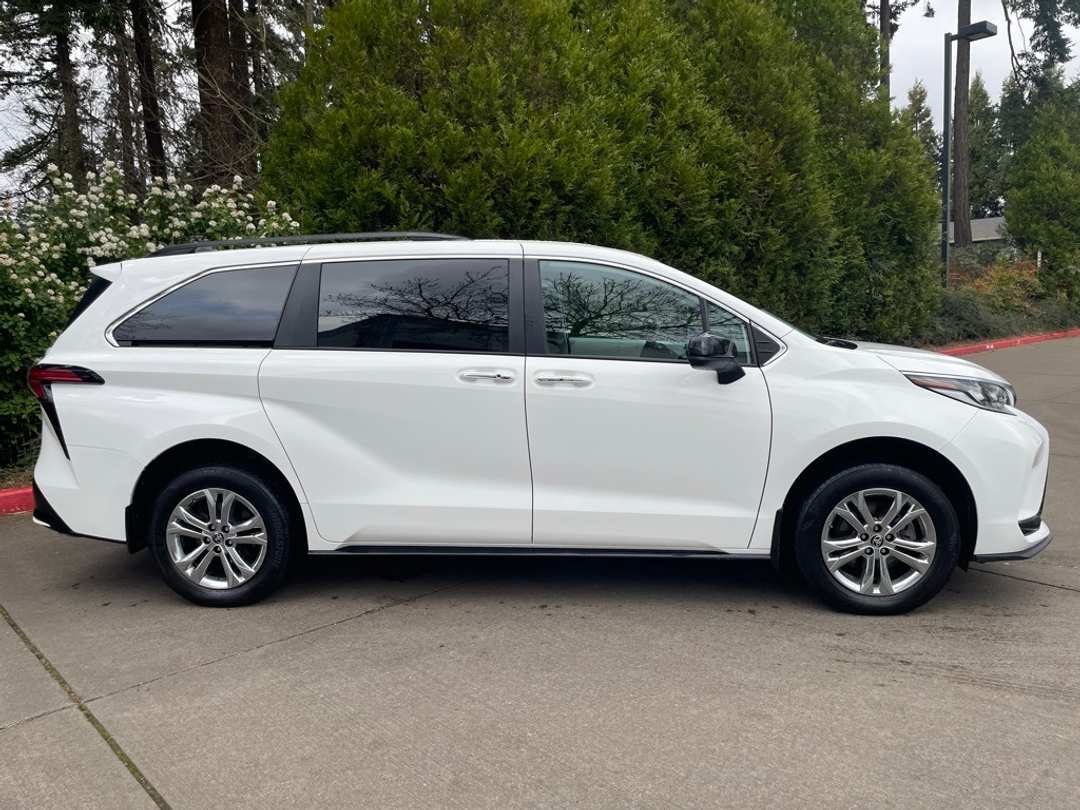 2023 Toyota Sienna XSE - Image 3