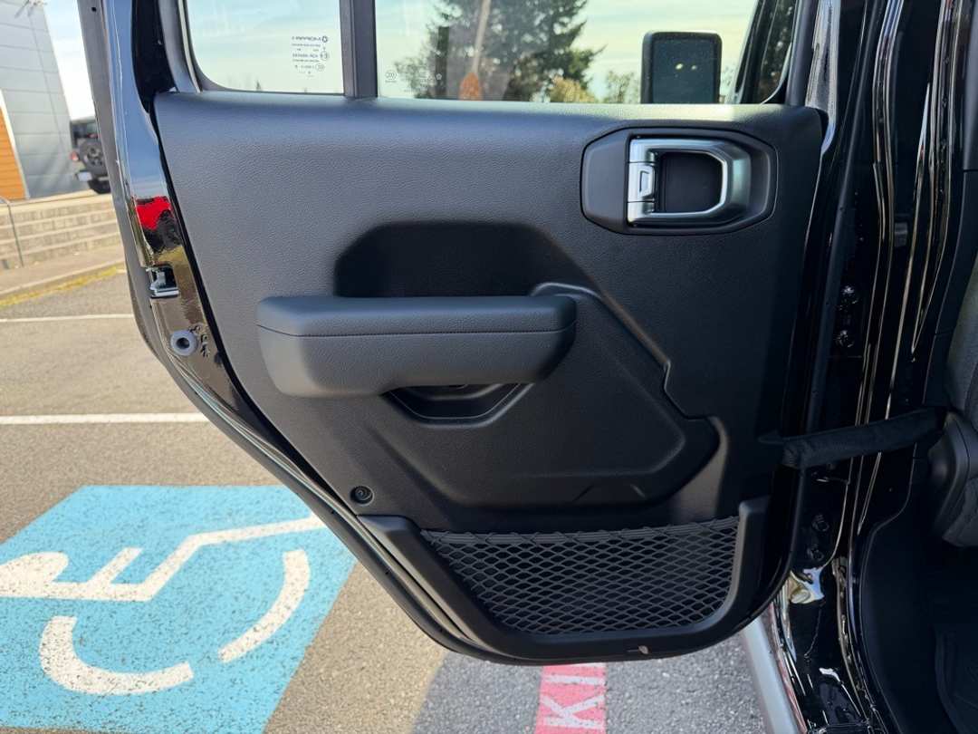 2026 Jeep Wrangler Willys - Image 28