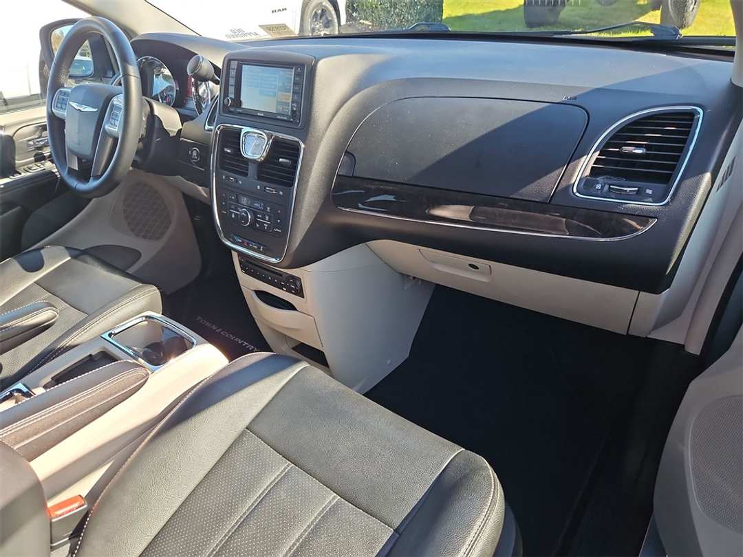 2012 Chrysler Town & Country TouringL - Image 29