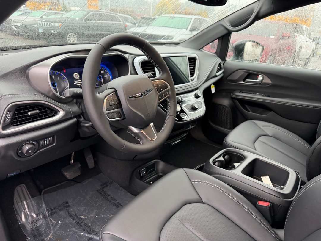 2026 Chrysler Pacifica Select - Image 17
