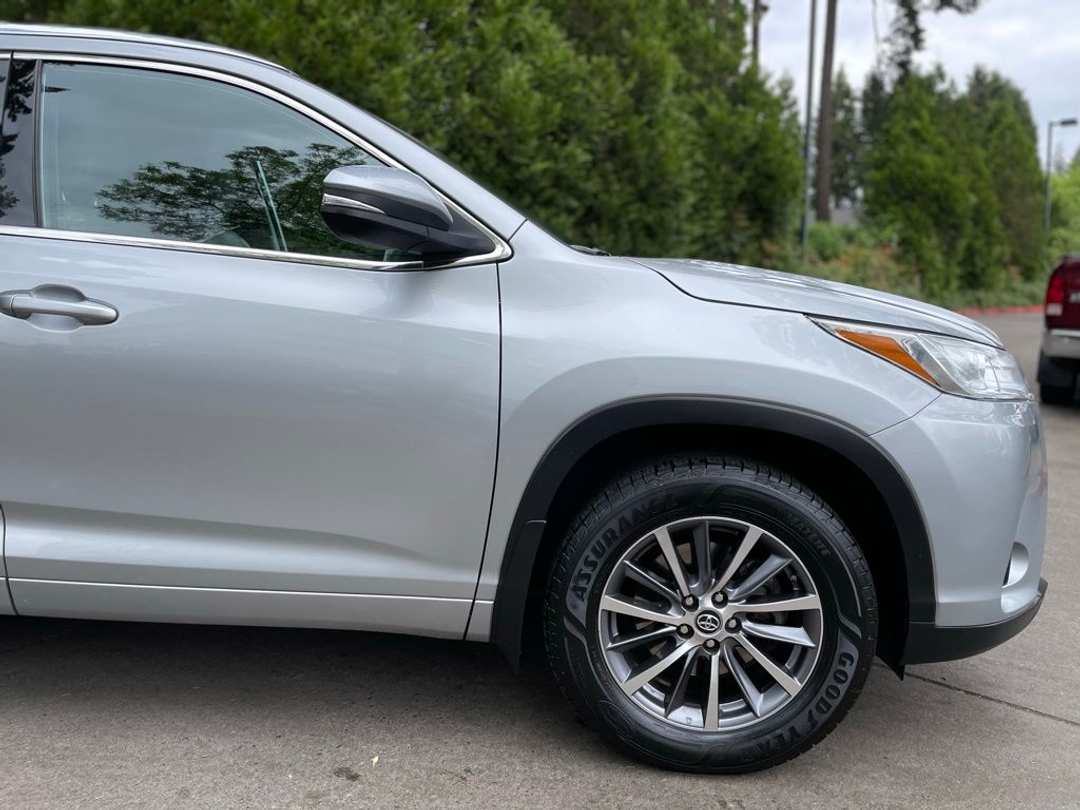 2018 Toyota Highlander XLE - Image 2