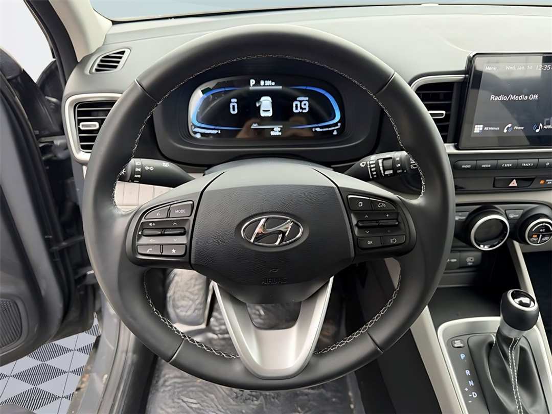 2025 Hyundai Venue SEL - Image 18
