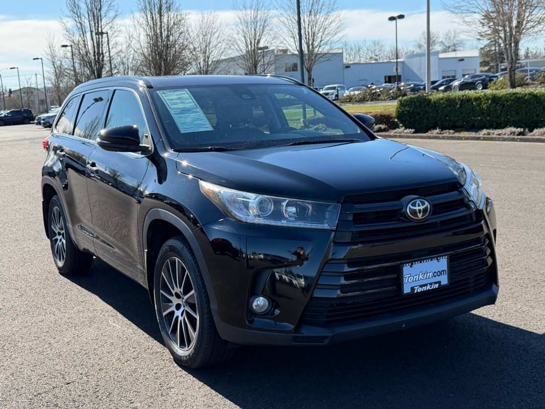 2018 Toyota Highlander SE - Image 2