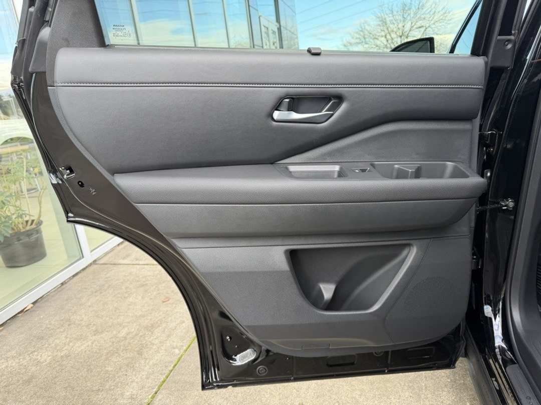 2025 Nissan Pathfinder SL - Image 30