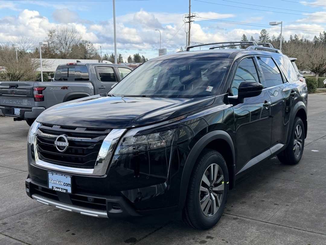 2025 Nissan Pathfinder SL - Image 4