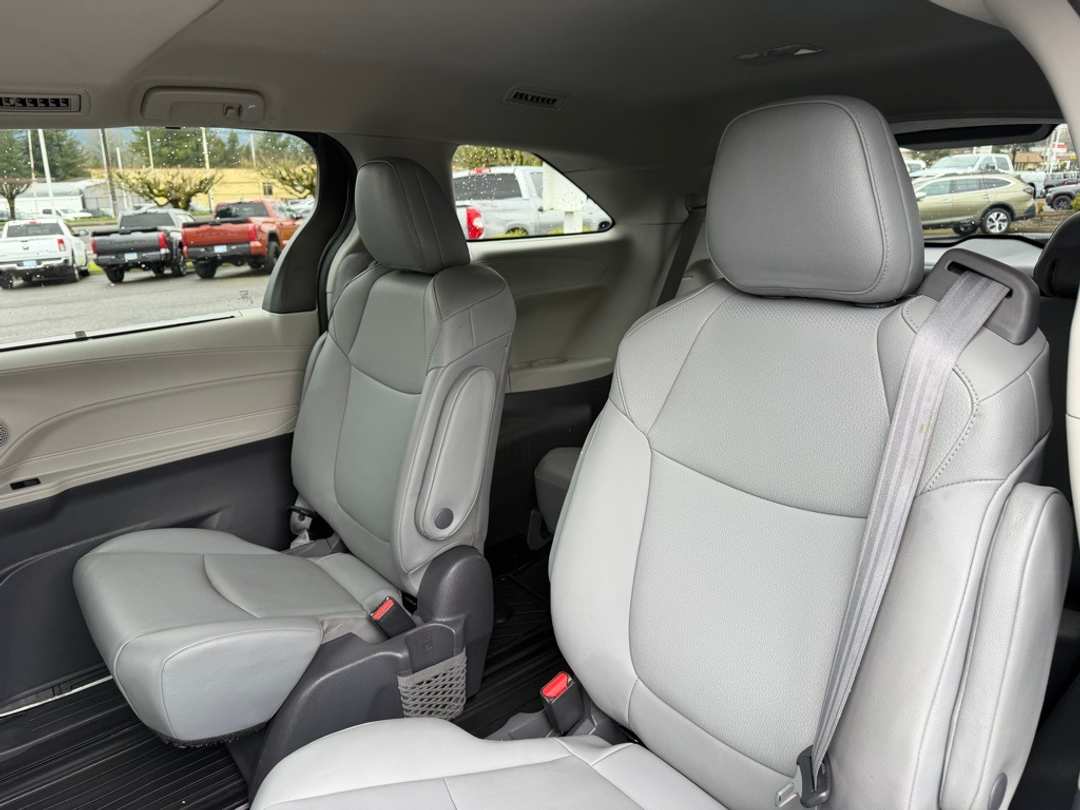 2021 Toyota Sienna XLE - Image 29
