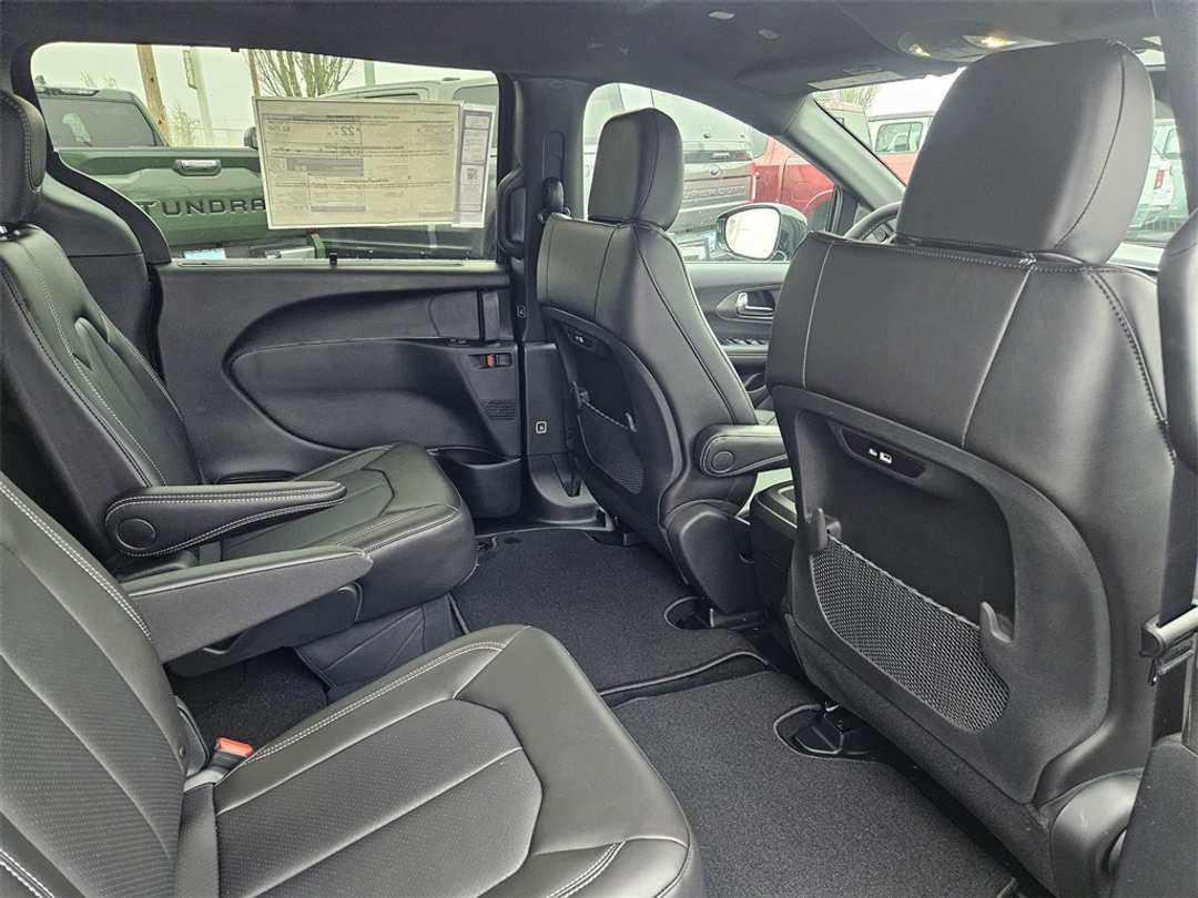 2026 Chrysler Pacifica Select - Image 37