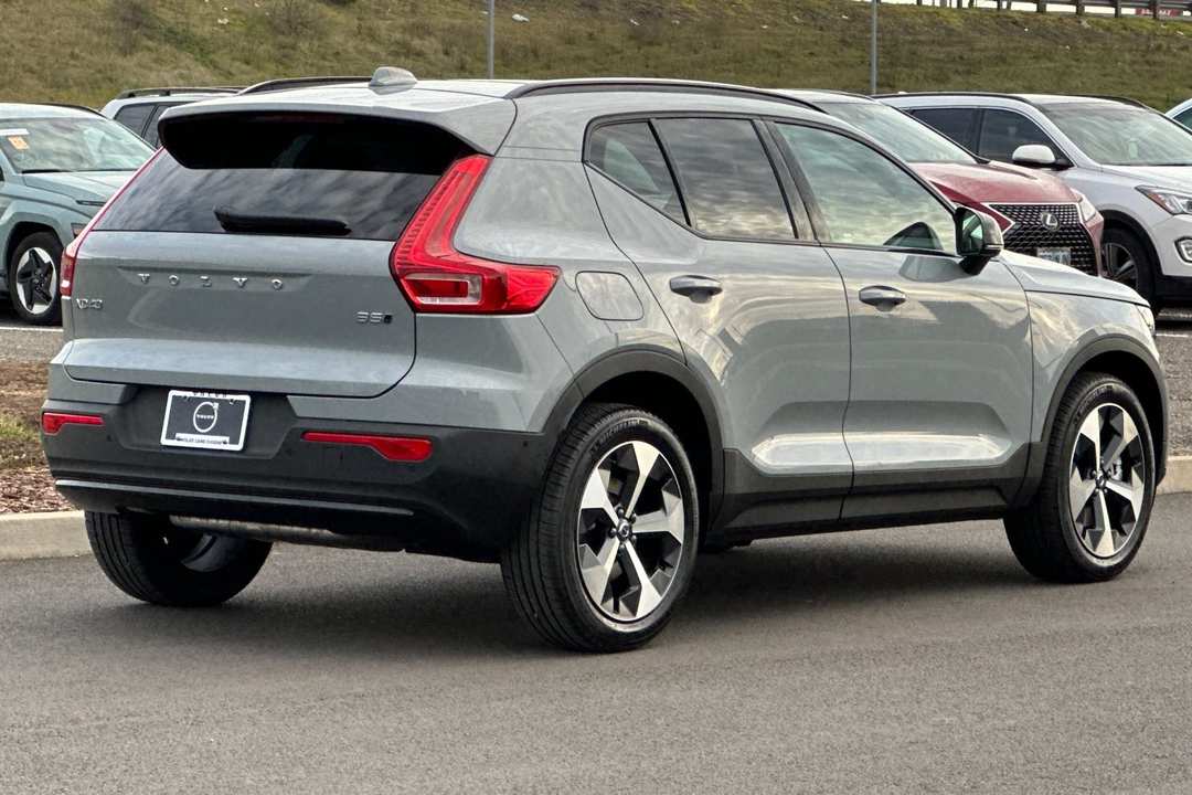 2026 Volvo Xc40 B5 Plus - Image 3