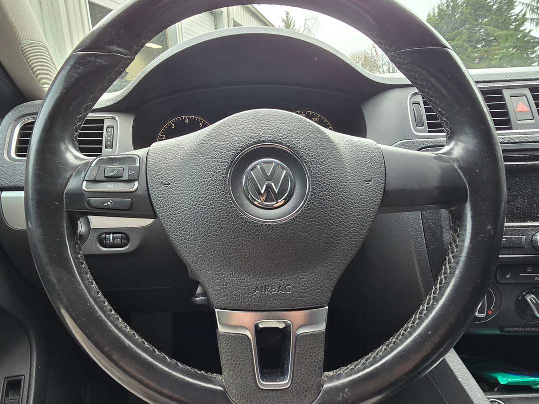2011 Volkswagen Jetta SEL - Image 3