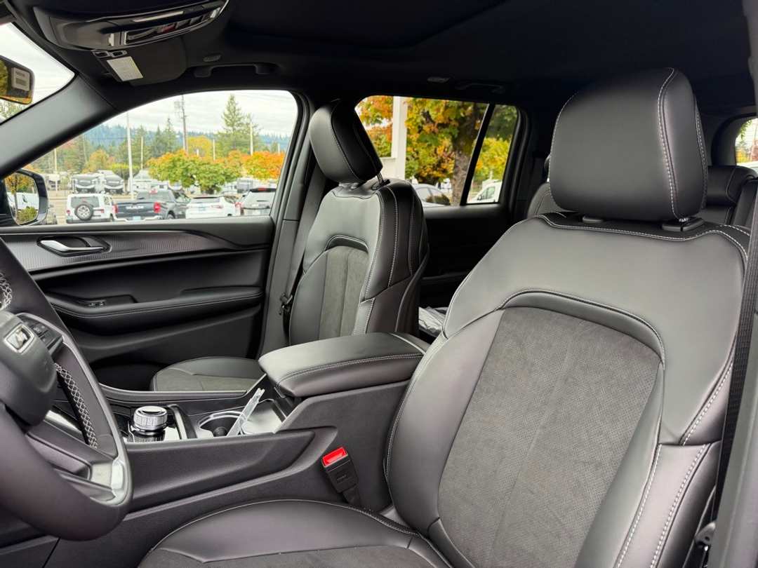 2025 Jeep Grand Cherokee Altitude X - Image 13