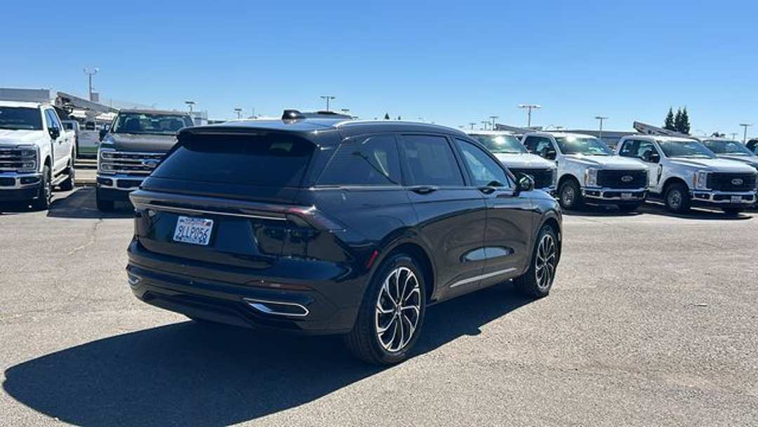 2024 Lincoln Nautilus Reserve - Image 3