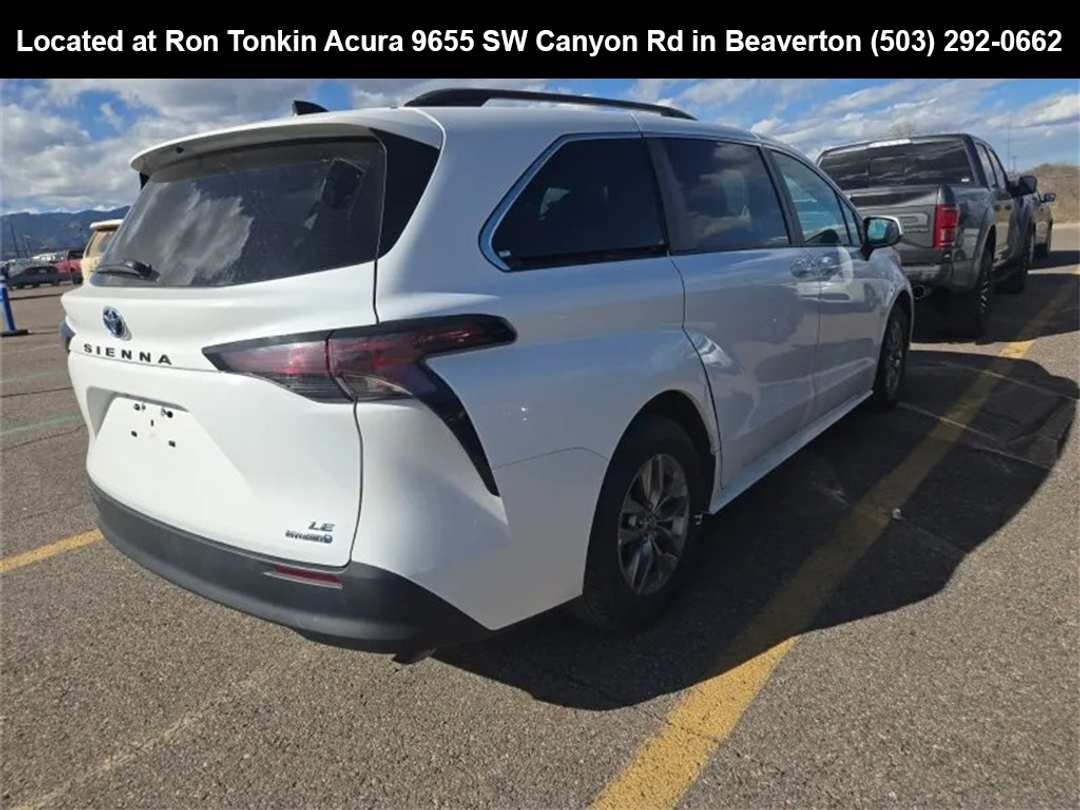 2023 Toyota Sienna LE - Image 6