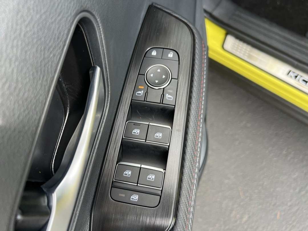 2026 Nissan Kicks SR - Image 11