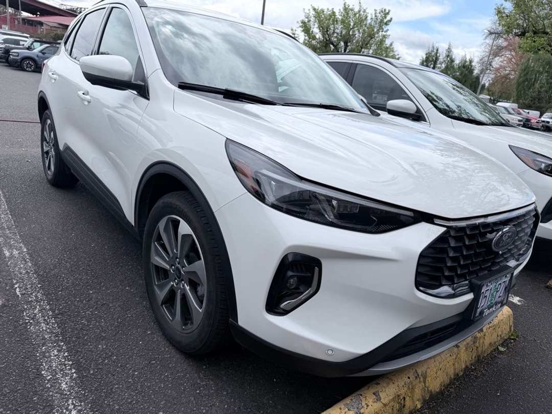 2023 Ford Escape Platinum - Image 3