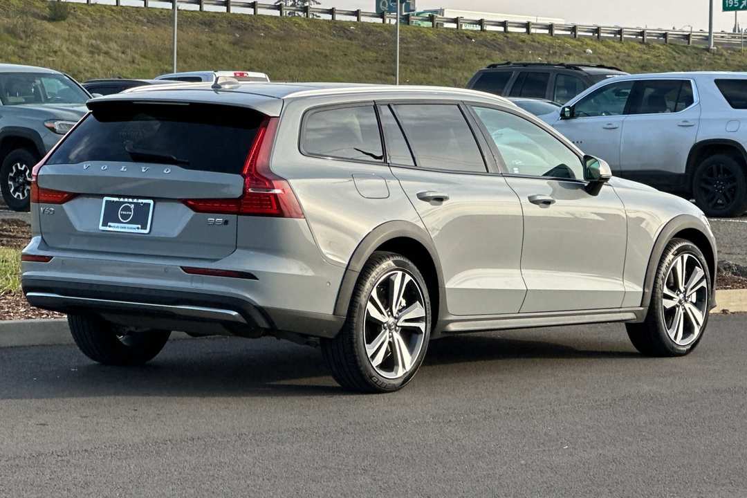 2025 Volvo V60 Cross Country B5 Plus - Image 3
