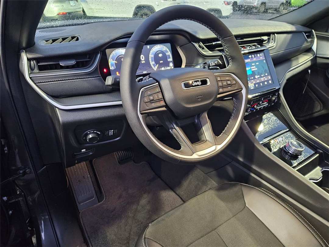 2025 Jeep Grand Cherokee Altitude X - Image 13