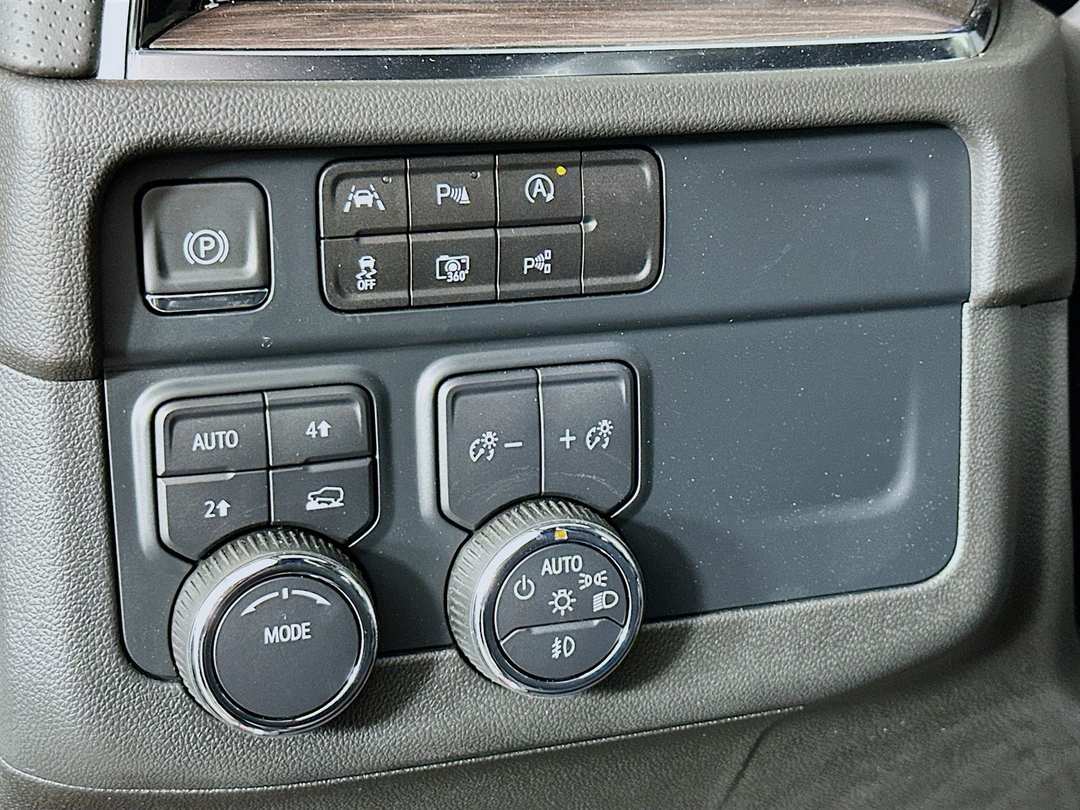 2025 Chevrolet Suburban Premier - Image 11