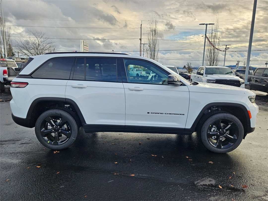 2025 Jeep Grand Cherokee Altitude X - Image 7