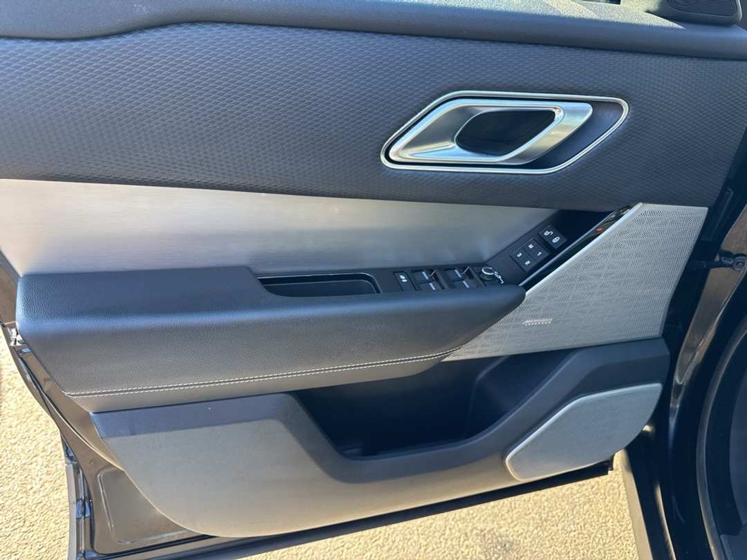 2019 Land Rover Range Rover Velar SE RDynamic - Image 16