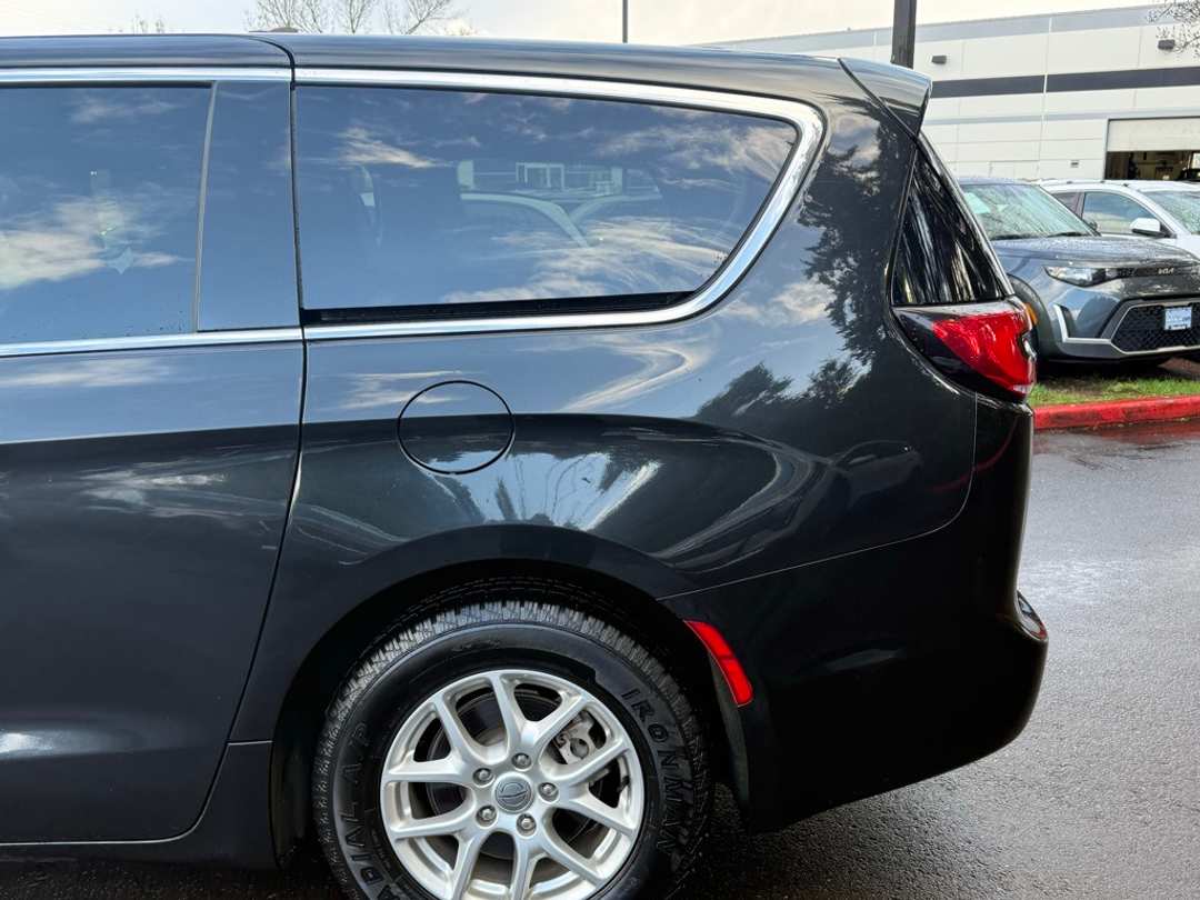 2023 Chrysler Pacifica Touring L - Image 12