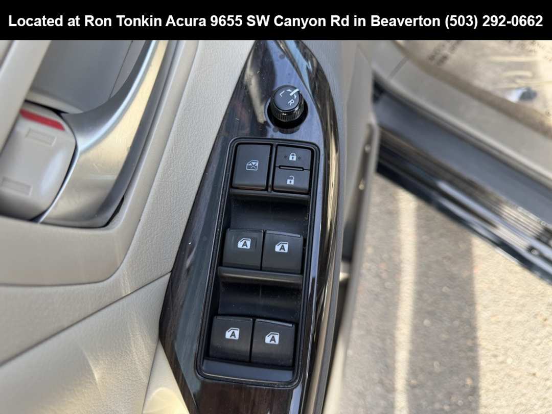 2017 Toyota Sienna XLE - Image 12