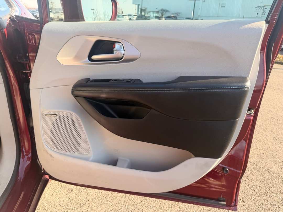 2018 Chrysler Pacifica Limited - Image 26