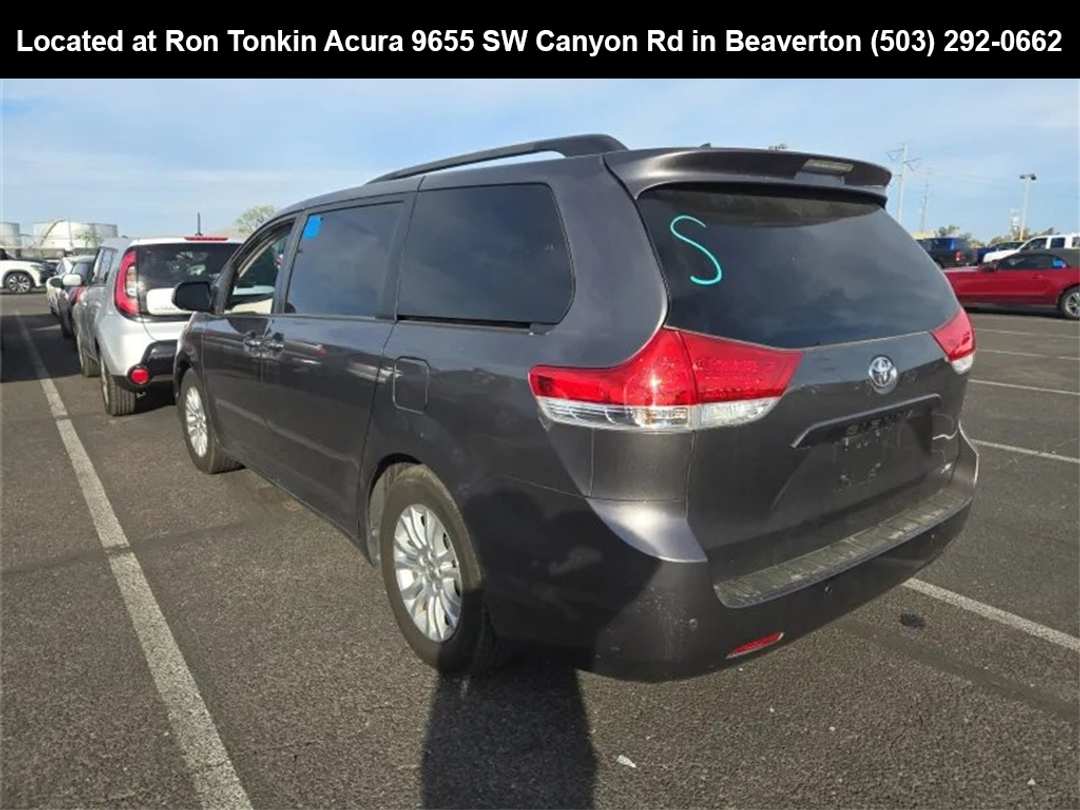 2014 Toyota Sienna XLE - Image 4