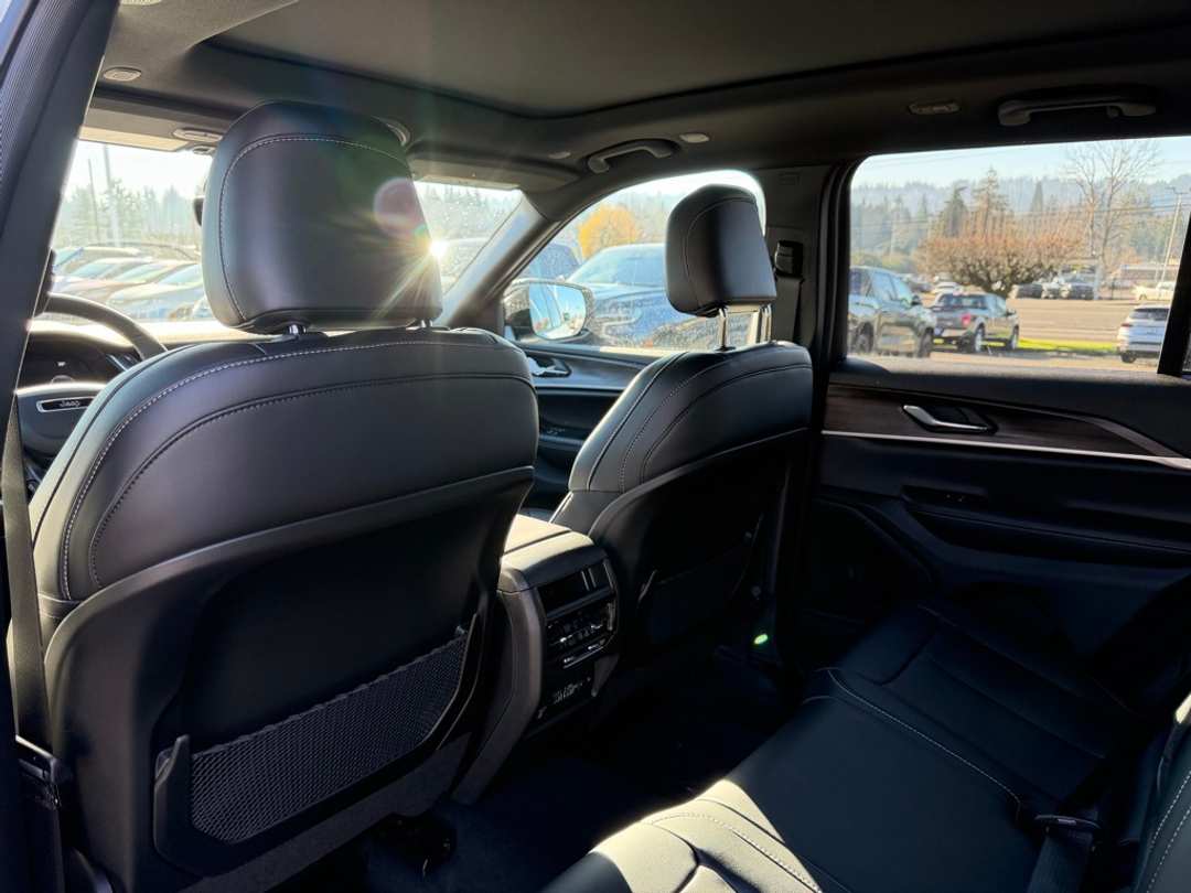 2025 Jeep Grand Cherokee Limited - Image 31