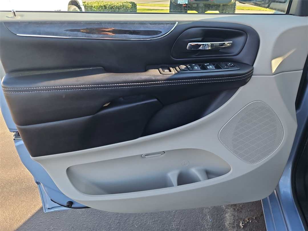 2012 Chrysler Town & Country TouringL - Image 10