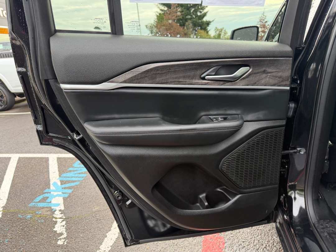 2023 Jeep Grand Cherokee Limited - Image 29