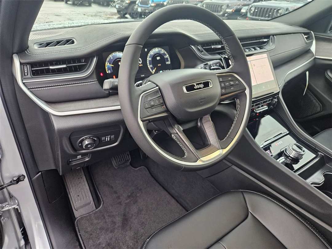 2025 Jeep Grand Cherokee L Limited - Image 13